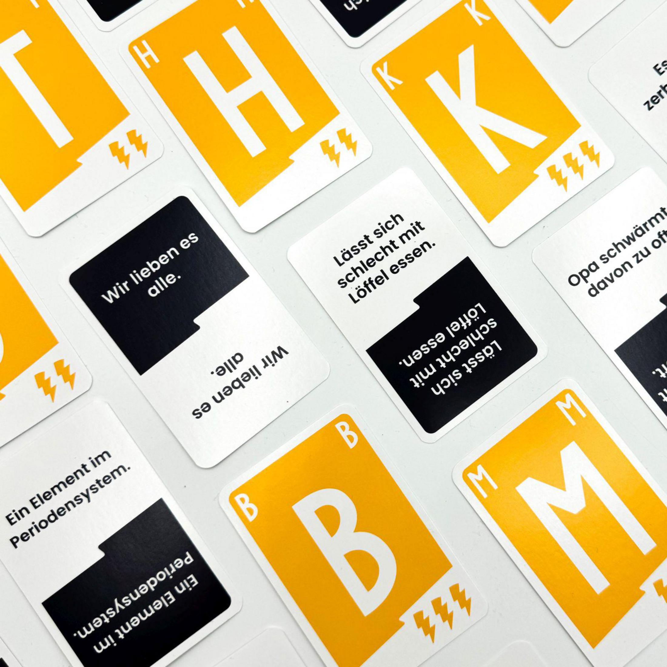 Cartes avec des lettres et des phrases. Les lettres H, K, B et M sont importantes. Le texte allemand comprend des phrases et des éclairs.