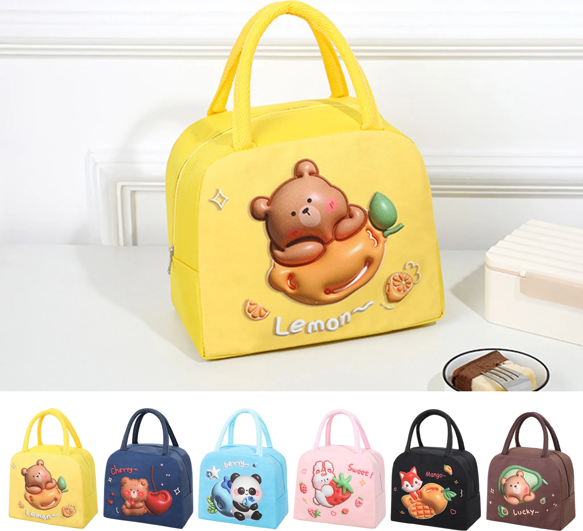 Gelbe Lunch-Tasche mit Bär auf Zitrone. Andere Taschen in Blau, Rosa, Schwarz und Braun, jede mit anderen Cartoon-Figuren und Früchten.