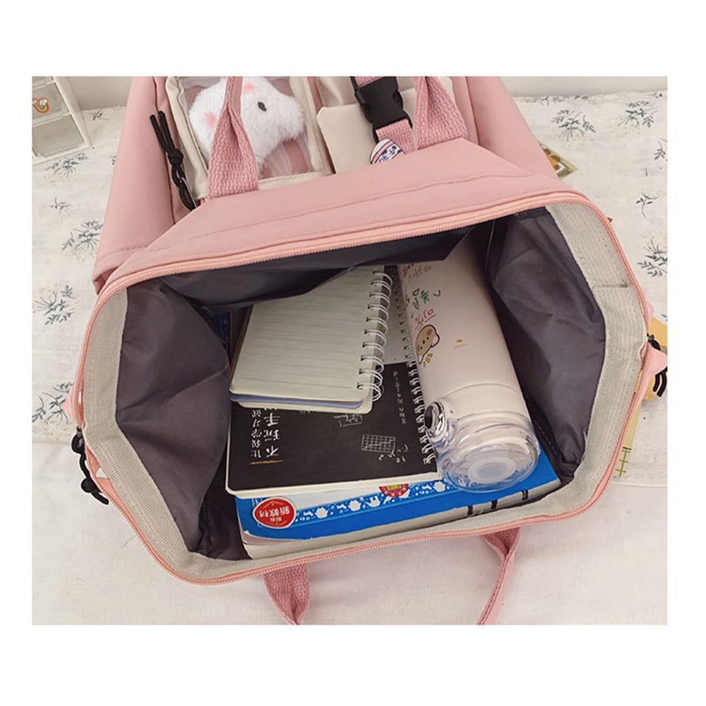 Offener pinkfarbener Rucksack, gefüllt mit Büchern, Wasserflasche und Notizbüchern. Eine flauschige weiße Dekoration ist sichtbar. Hintergrund: Blumenmuster.