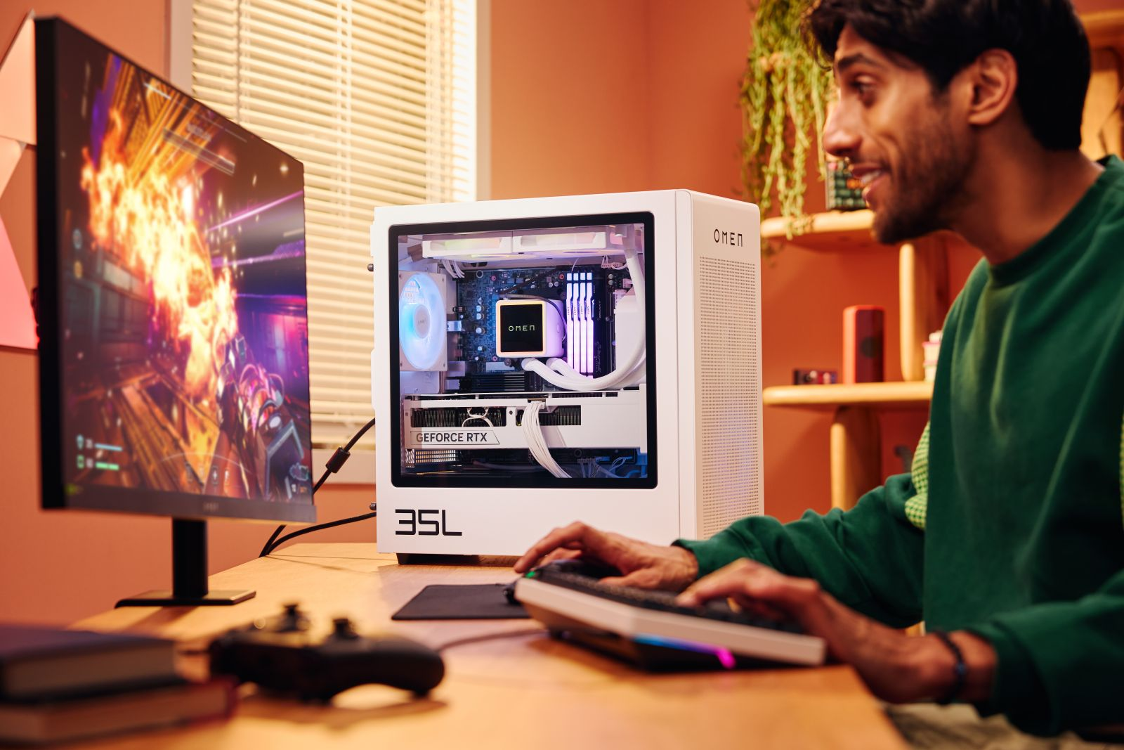 Mężczyzna korzystający z komputera z konfiguracją do gier. Biała obudowa komputera i monitor wyświetlający grę są w centrum uwagi. Ma na sobie zielony sweter.