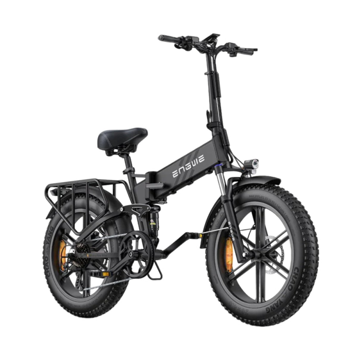 Bicicleta eléctrica Engwe negra. Cuenta con neumáticos gruesos, portaequipajes y faro. La bicicleta está sobre un fondo blanco.
