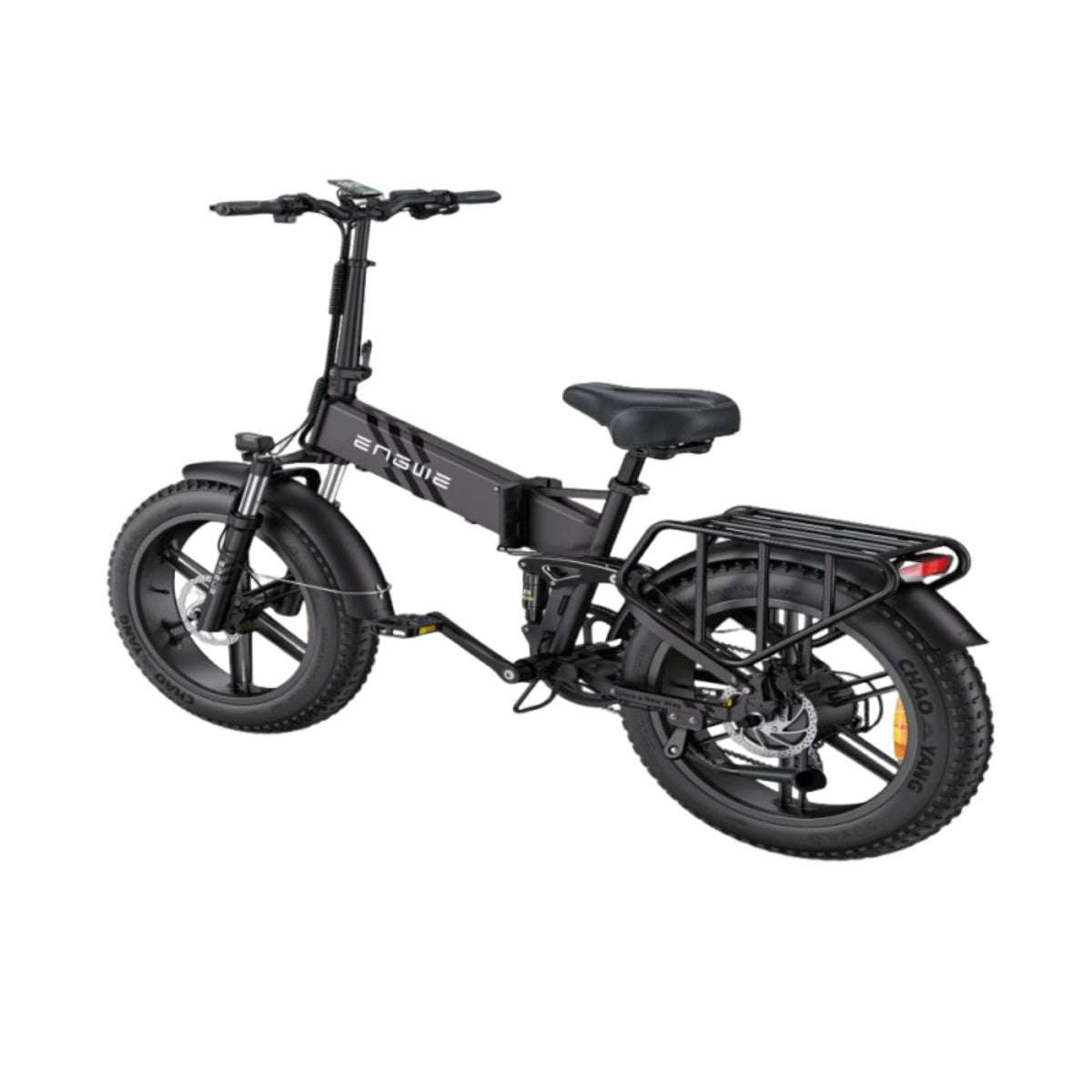 Bicicleta eléctrica negra con neumáticos gruesos. Tiene portaequipajes, asiento y la marca 'ENGWE' visible en el marco.