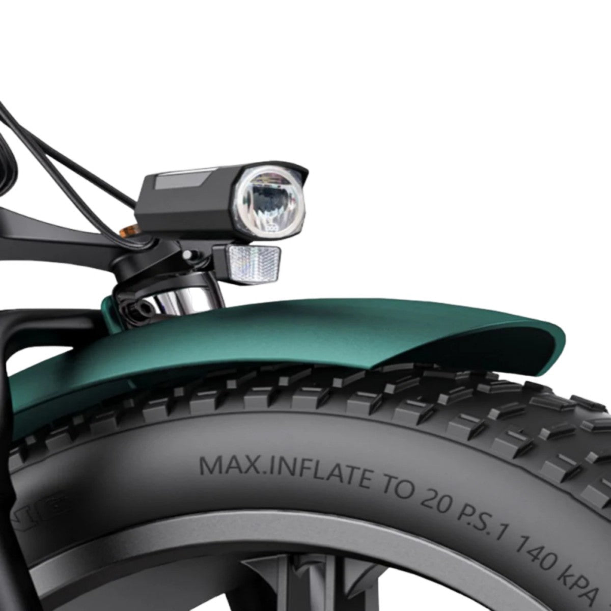 Primo piano di una bicicletta. Mostra faro, parafango verde e pneumatico nero con testo.