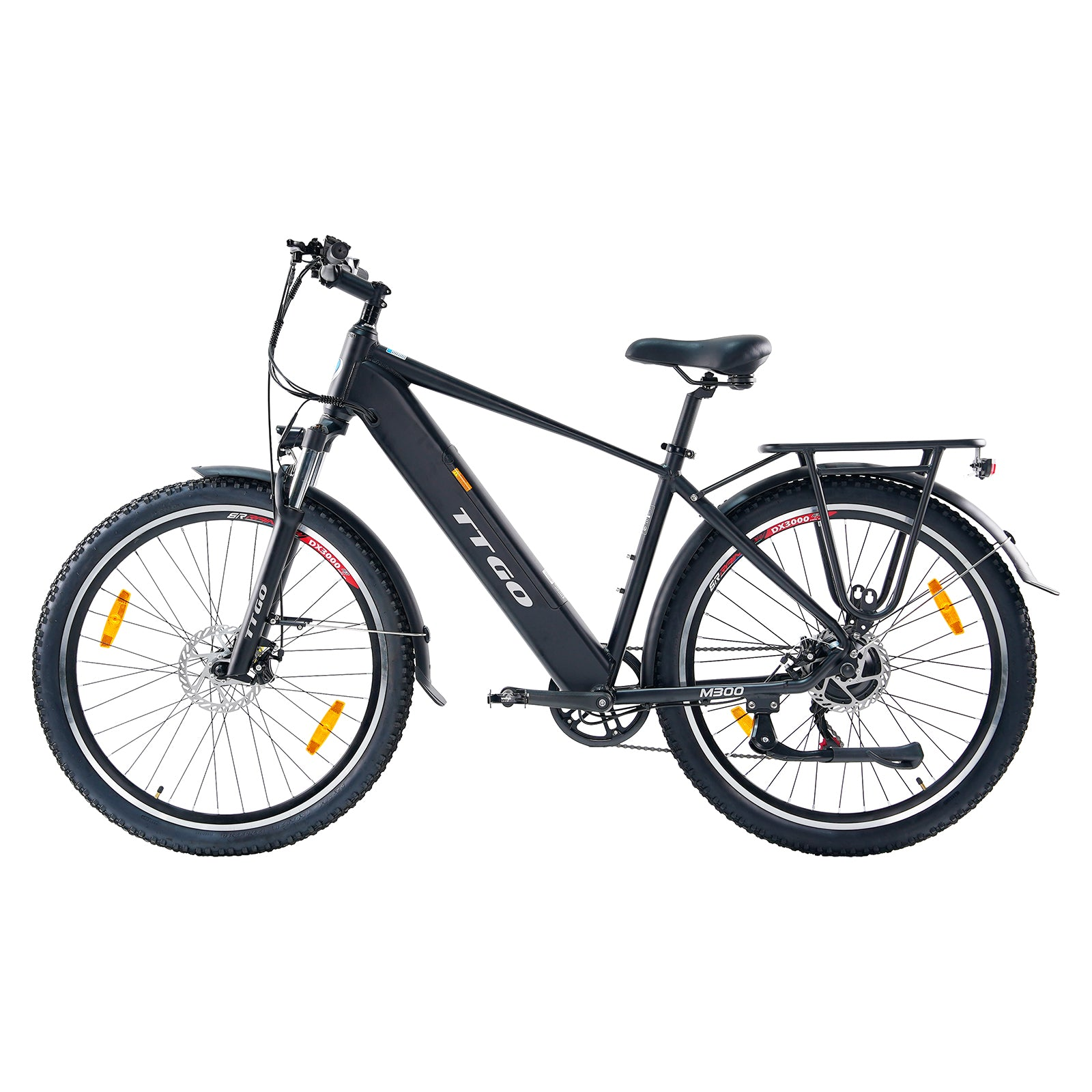 Schwarzes Elektrofahrrad. Es hat breite Reifen, Schutzbleche und einen Gepäckträger. Das Fahrrad hat den Markennamen TTGO auf dem Rahmen.