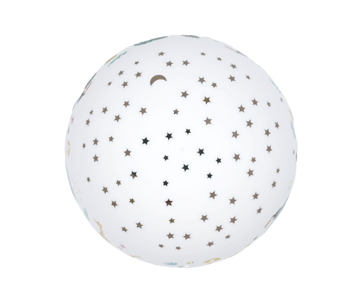Lámpara blanca en forma de globo con recortes de estrellas y luna. Patrones decorativos y pequeñas formas de estrellas y luna son visibles.