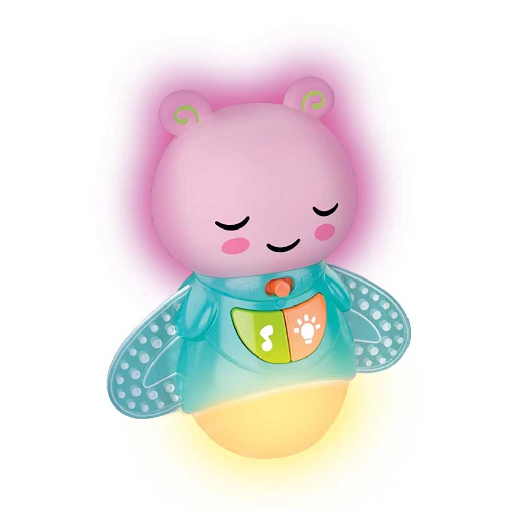 Un juguete rosa con forma de oso y ojos cerrados. Tiene alas azules y una base amarilla brillante. Tiene botones de música y huellas de patas.