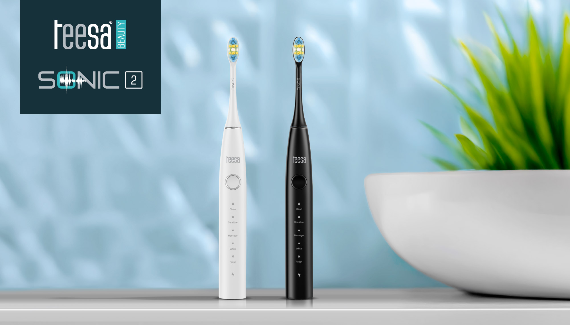 Dwie elektryczne szczoteczki do zębów, biała i czarna, z marką 'teesa'. Tło przedstawia roślinę i jasnoniebieską ścianę.