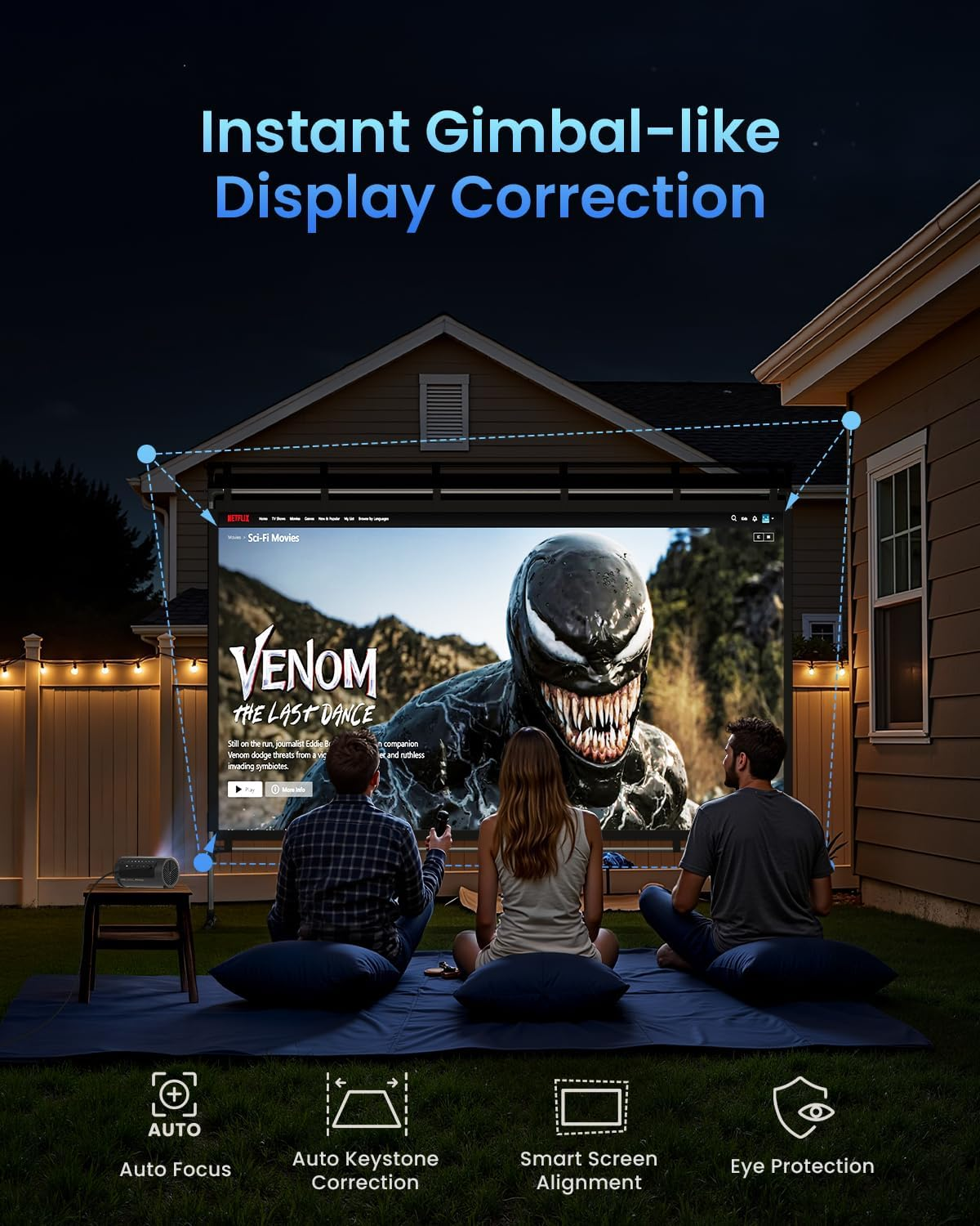 Drei Personen sehen sich im Freien einen Film an, der auf eine Leinwand projiziert wird. Der Film ist Venom. Text sagt 'Instant Gimbal-like Display Correction'.