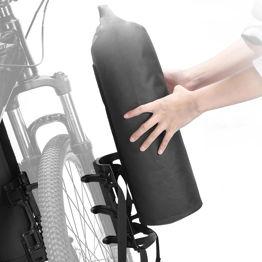 Eine Person legt eine schwarze zylindrische Tasche in eine Fahrradrahmenhalterung. Das Fahrrad ist im Hintergrund.