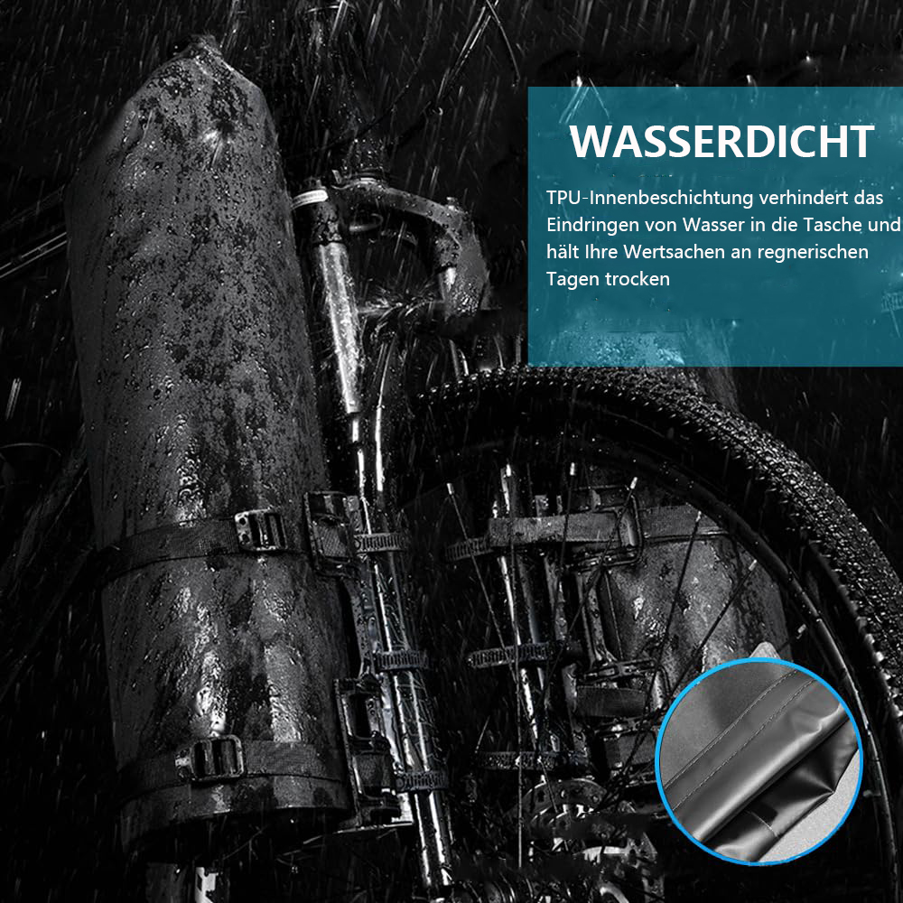 Nahaufnahme eines Fahrrads im Regen. Eine wasserdichte Tasche ist am Rahmen befestigt. Der Hintergrund zeigt das Rad und den Regen.