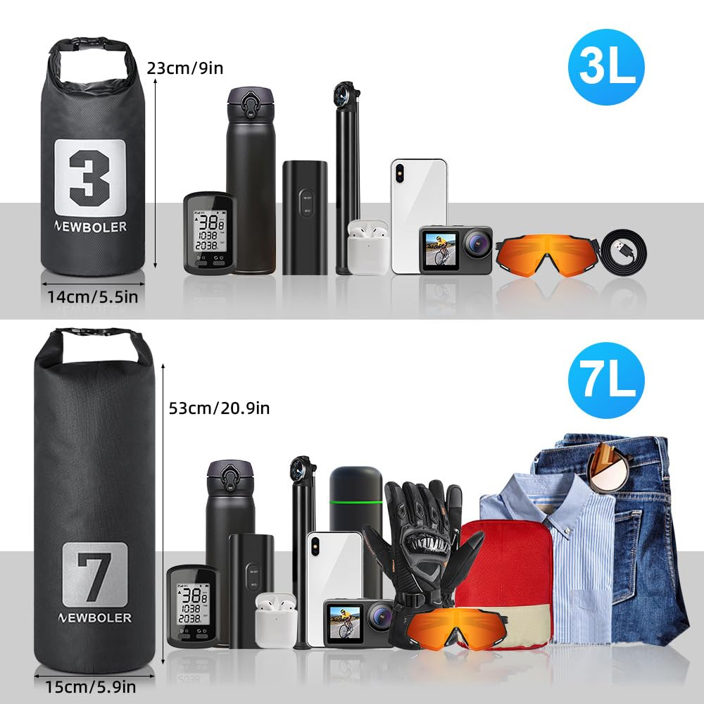 Zwei Sets Outdoor-Ausrüstung und Zubehör werden gezeigt. Jedes Set enthält eine wasserdichte Tasche, eine Wasserflasche und andere Artikel.