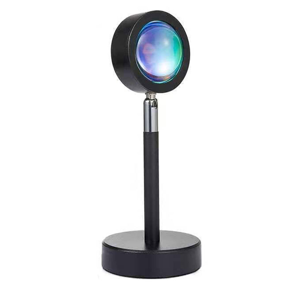 Eine schwarze Sonnenuntergangslampe mit rundem Kopf, der farbiges Licht abstrahlt. Die Lampe steht auf einem runden Sockel mit langem, geradem Stiel.