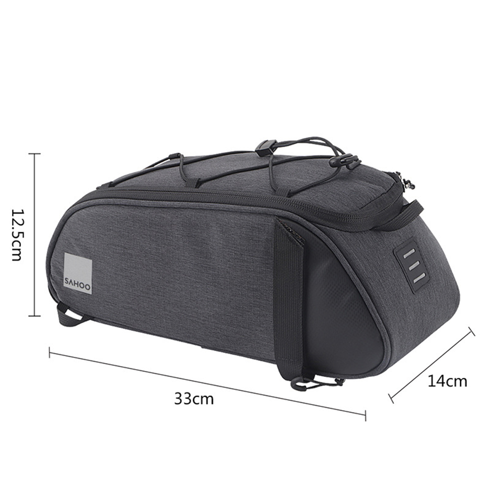 Graue SAHOO-Fahrradtasche, Abmessungen: 33 cm lang, 14 cm breit und 12,5 cm hoch. Merkmale sind ein oberer Bungee-Kordelzug und Seitendetails.