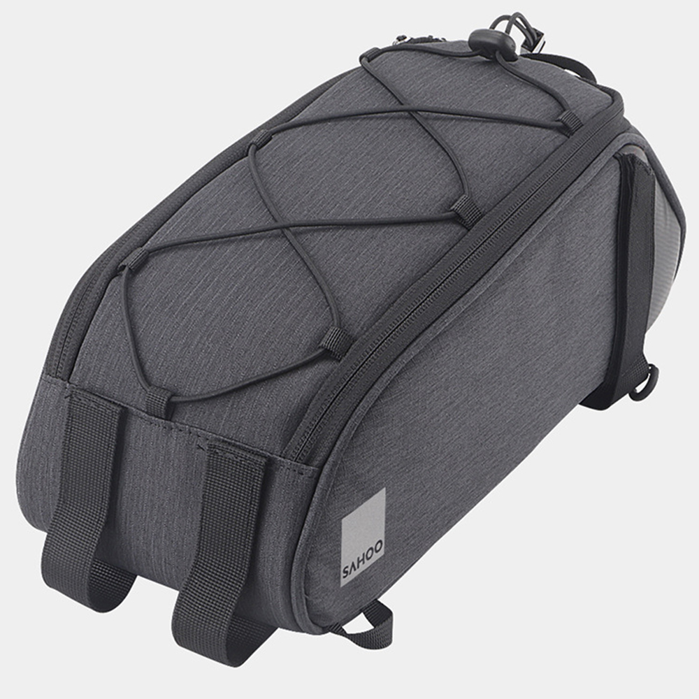 Eine graue Fahrradtasche mit schwarzen Riemen und Bungee-Kordeln. Die Tasche hat einen Reißverschluss und ein SAHOO-Logo.