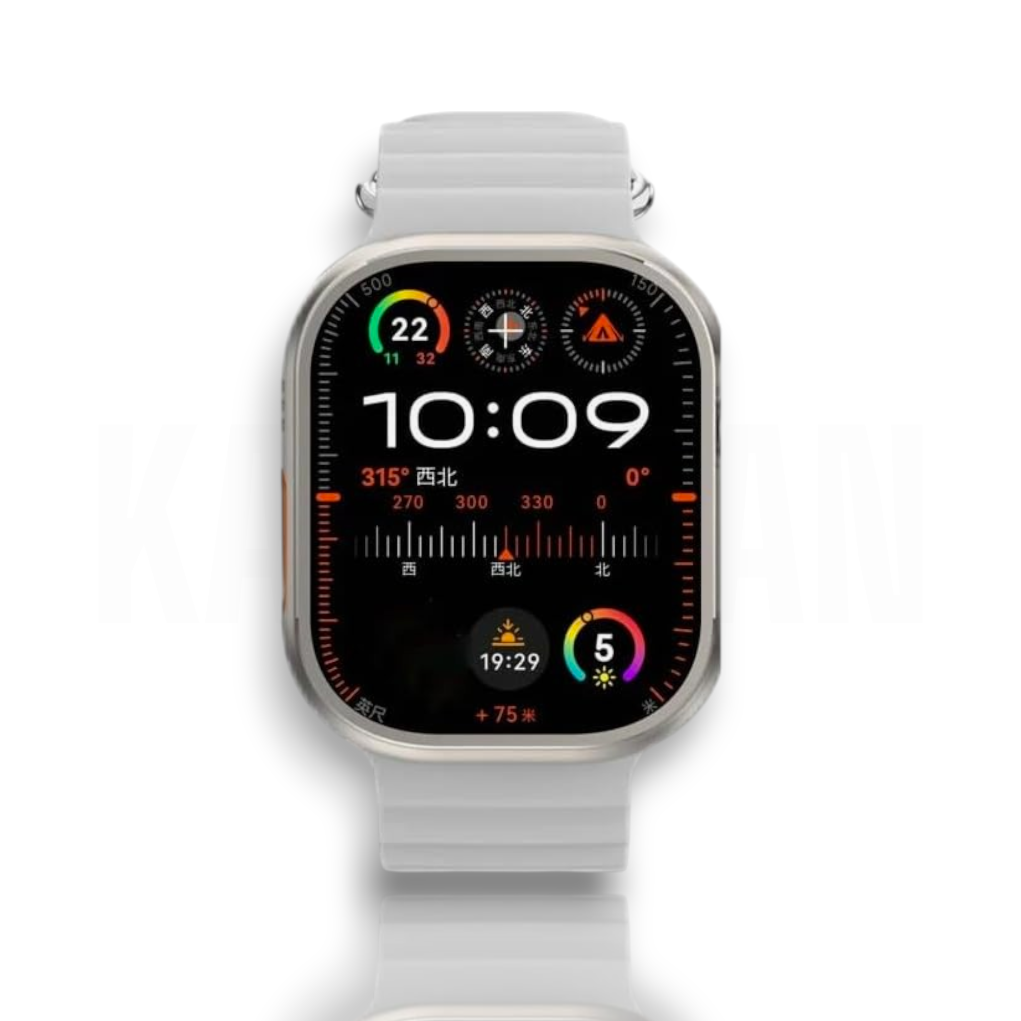 Un reloj inteligente plateado con una correa blanca muestra la hora, brújula y otras métricas en una pantalla negra, sobre un fondo blanco.