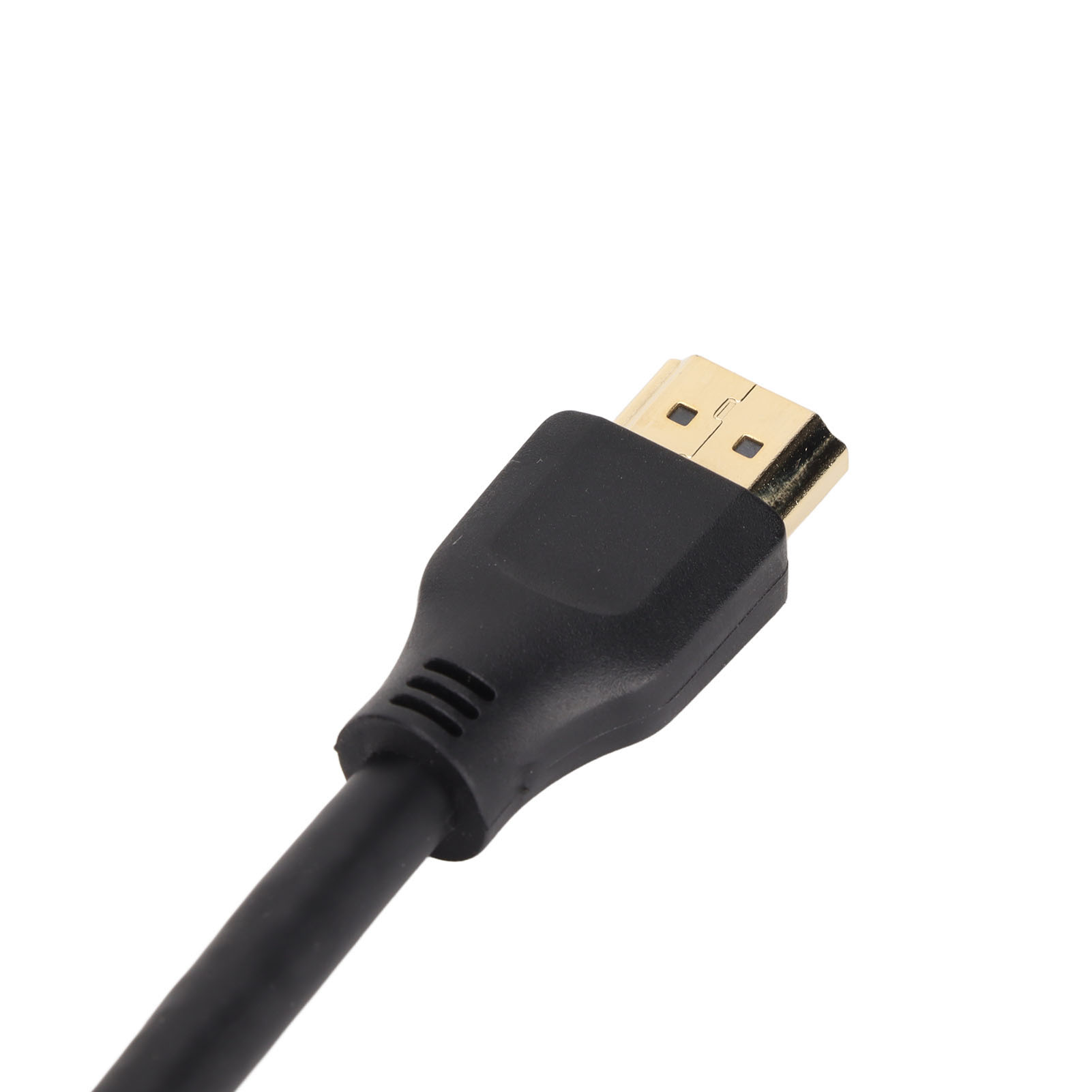 Ein schwarzes HDMI-Kabel mit einem goldfarbenen Stecker. Das Kabel befindet sich auf weißem Hintergrund.