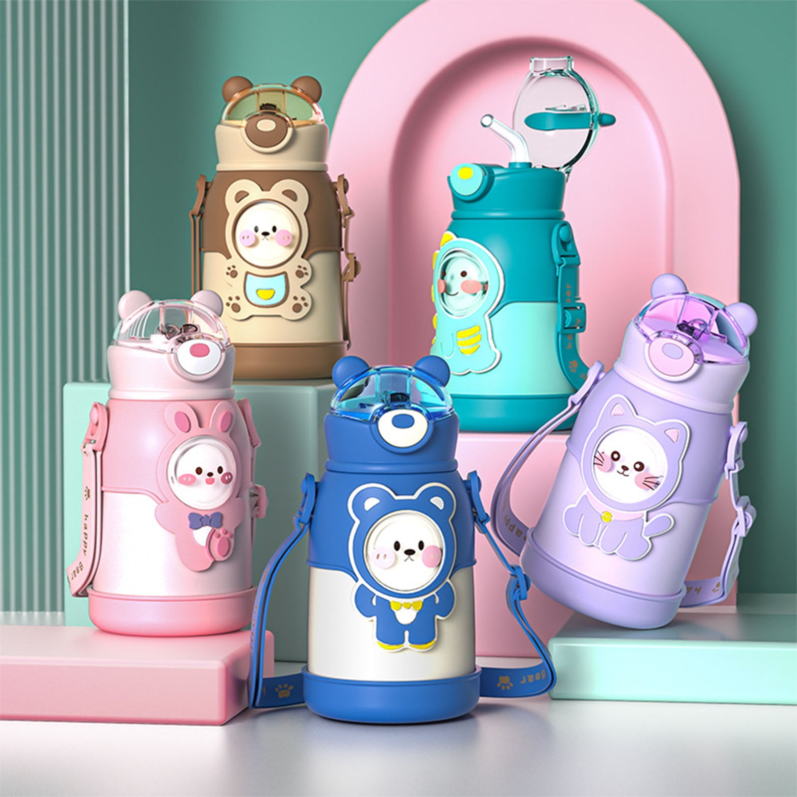 Fünf Wasserflaschen mit Cartoon-Motiven in verschiedenen Farben. Bär, Hase, Katze und andere Designs. Alle haben Trageriemen.