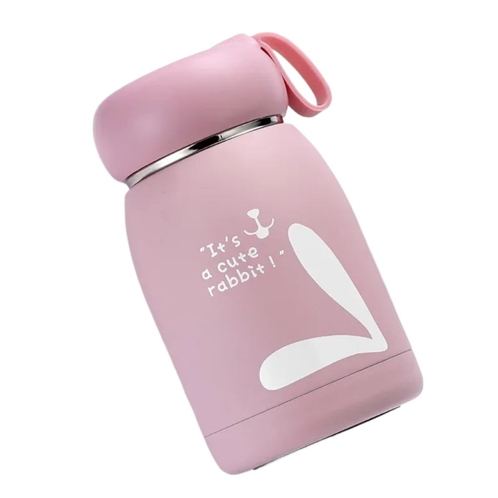 Eine rosa Wasserflasche mit Kaninchenmotiv. Sie hat einen rosa Griff und ein weißes Kaninchen-Design mit dem Text "It's a cute rabbit!".