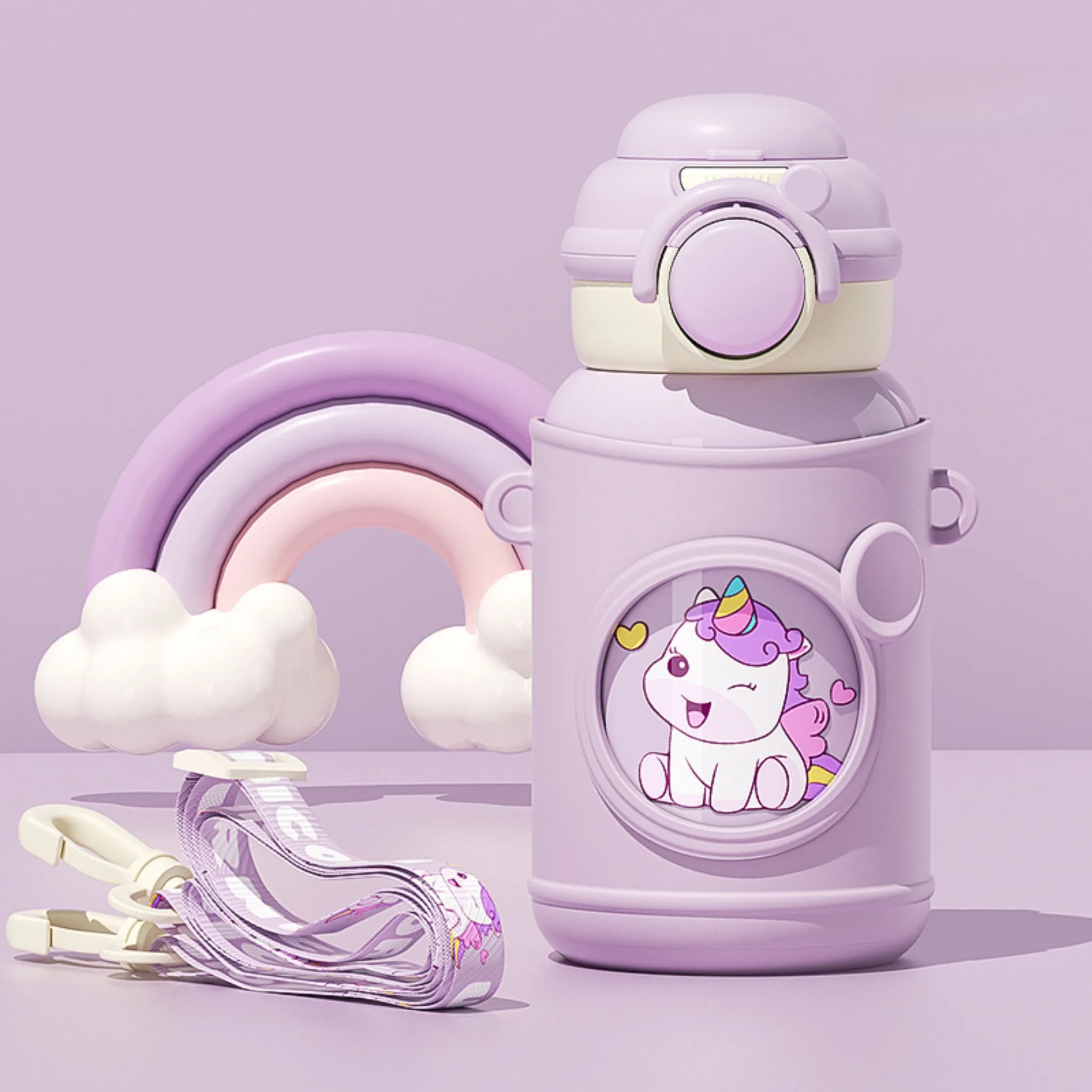 Eine lila Wasserflasche mit Einhorn-Design, Regenbogen, Wolken und Riemen auf lila Hintergrund.