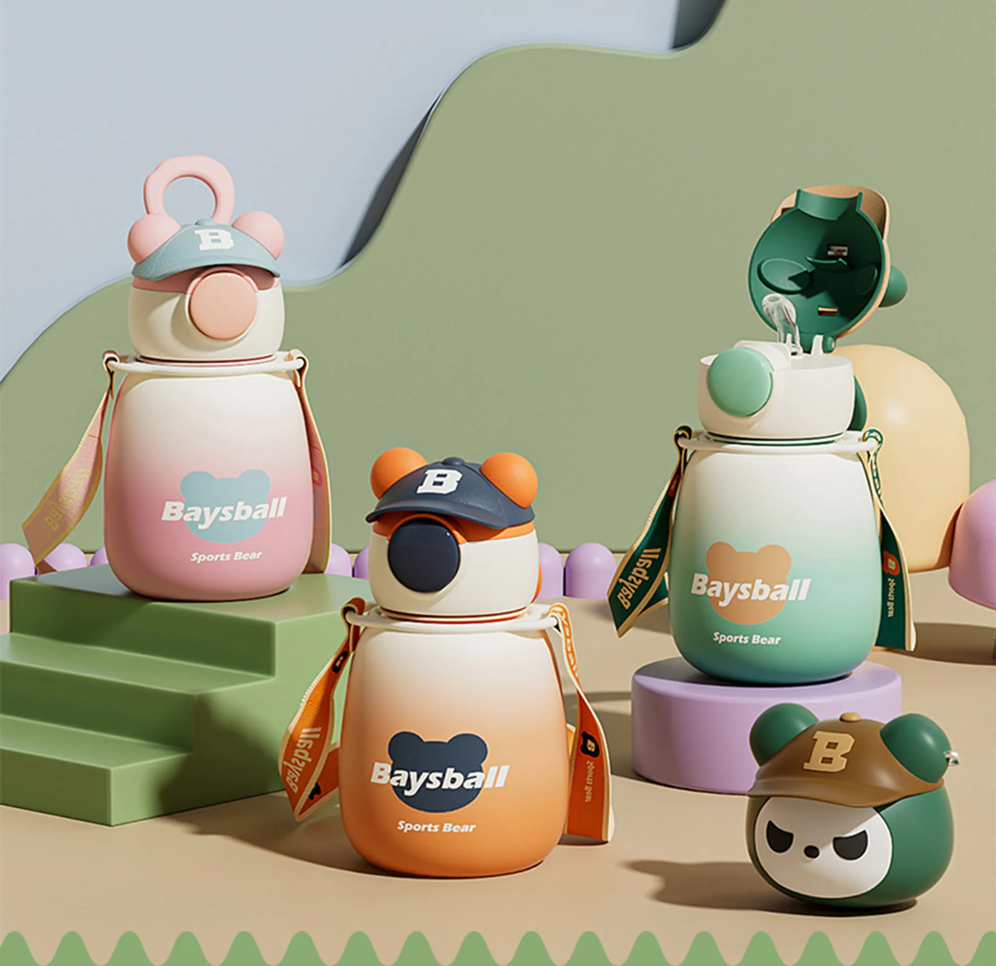 Mehrere bärenförmige Wasserflaschen werden mit einem neutralen Hintergrund angezeigt. Jede Flasche hat eine Baseballkappe und einen Riemen.