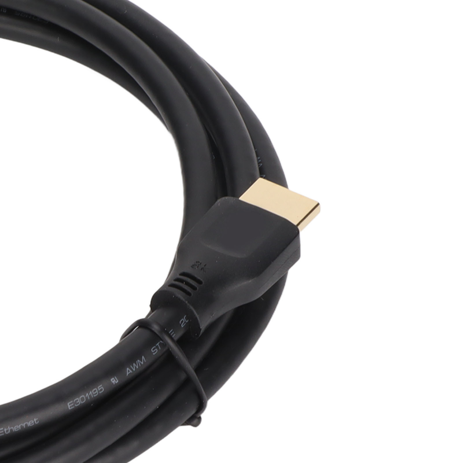Schwarzes HDMI-Kabel mit goldfarbenem Stecker. Das Kabel ist gebogen und hat Text aufgedruckt.