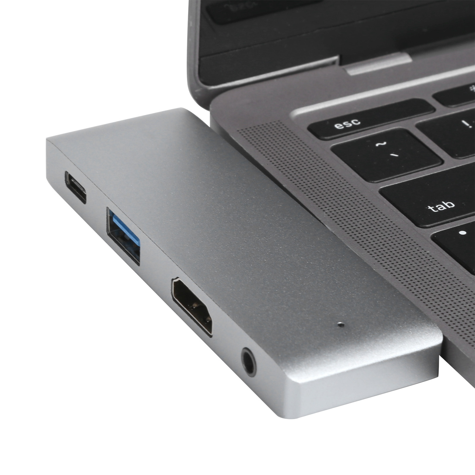 Ein silberner USB-Hub ist mit einem Laptop verbunden. Der Hub hat mehrere Anschlüsse. Die Laptop-Tastatur ist sichtbar.