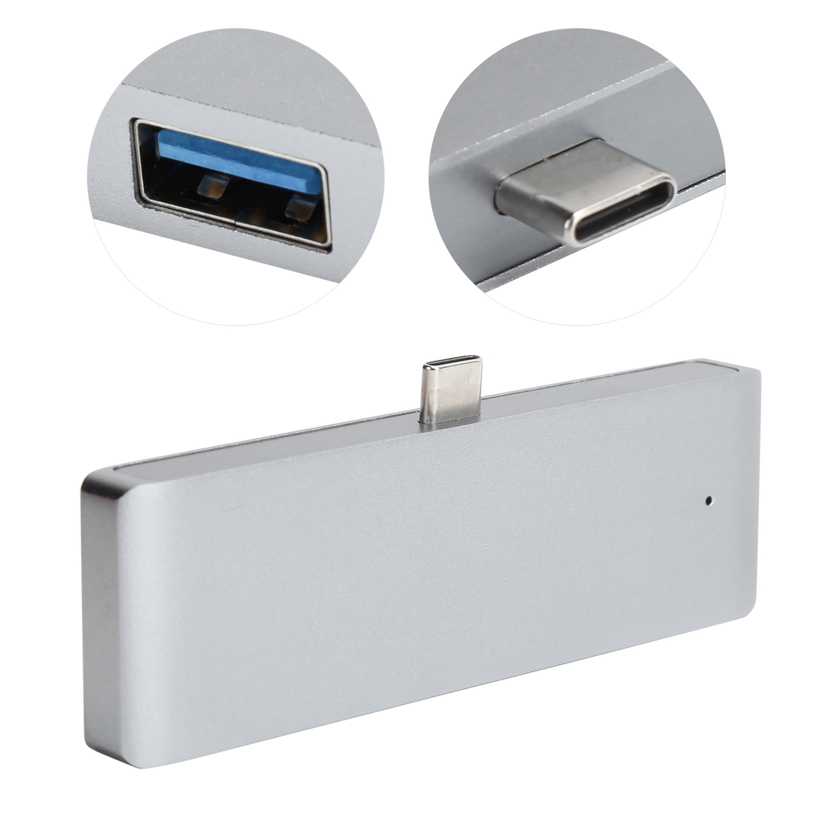 Silberner USB-Hub mit USB-A- und USB-C-Anschlüssen. Draufsicht zeigt Nahaufnahmen, Körperperspektive. Weißer Hintergrund.