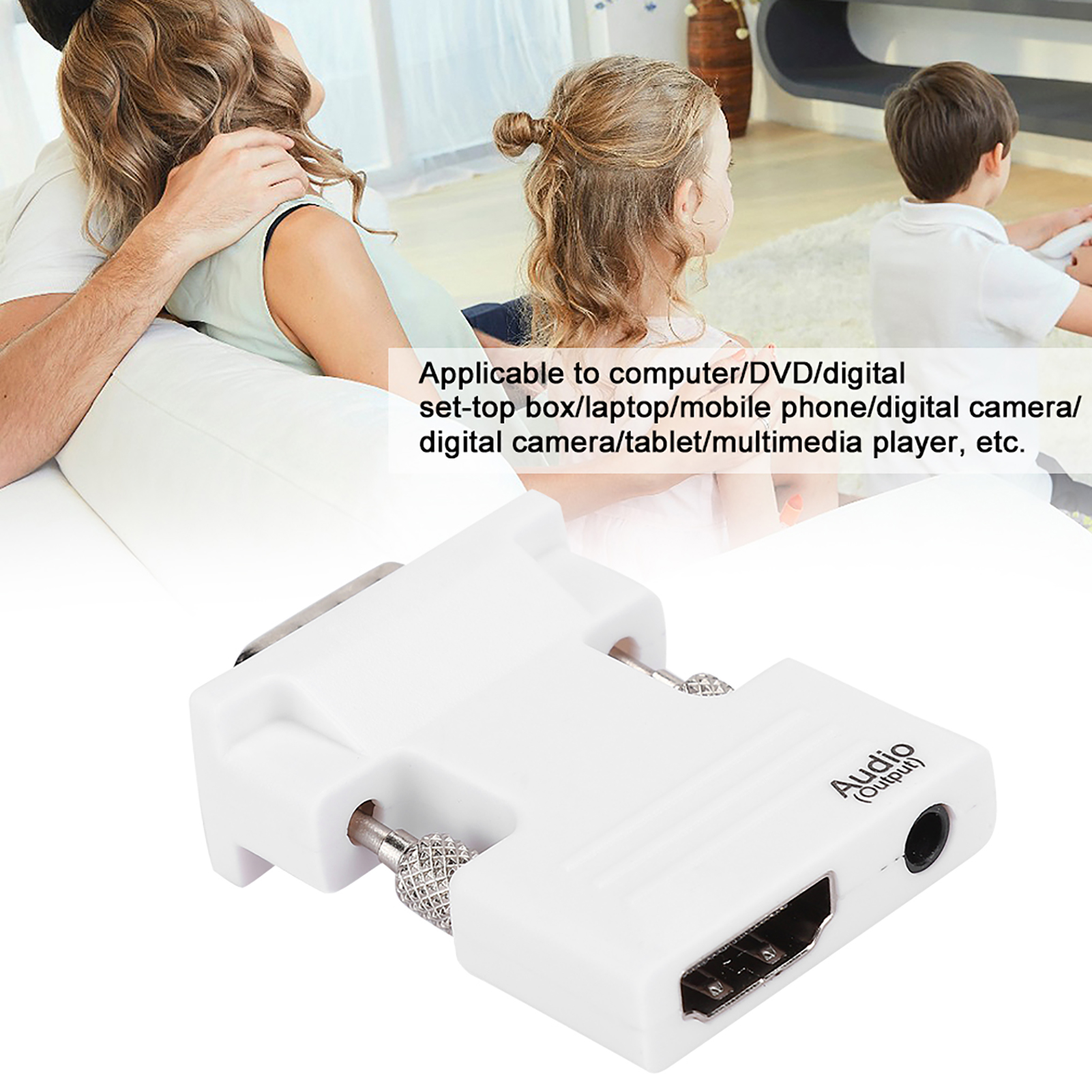 Ein weißer Adapter zum Anschließen von Geräten. Familie im Hintergrund, eine Frau, ein Mann und ein Kind sind sichtbar.
