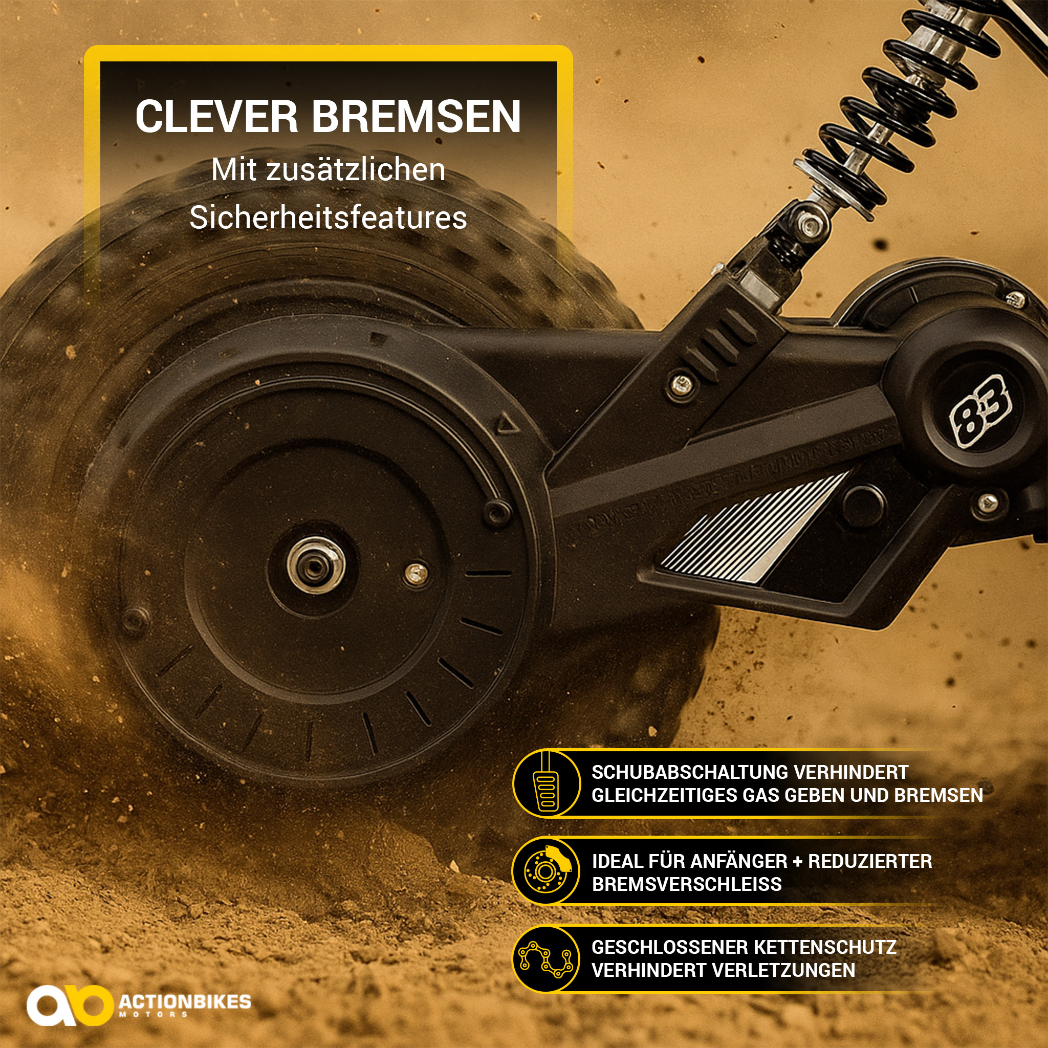 Nahaufnahme eines schwarzen Elektroroller-Rades. Der Text lautet 'CLEVER BREMSEN' und zusätzliche Sicherheitsmerkmale. Der Boden ist sandig.
