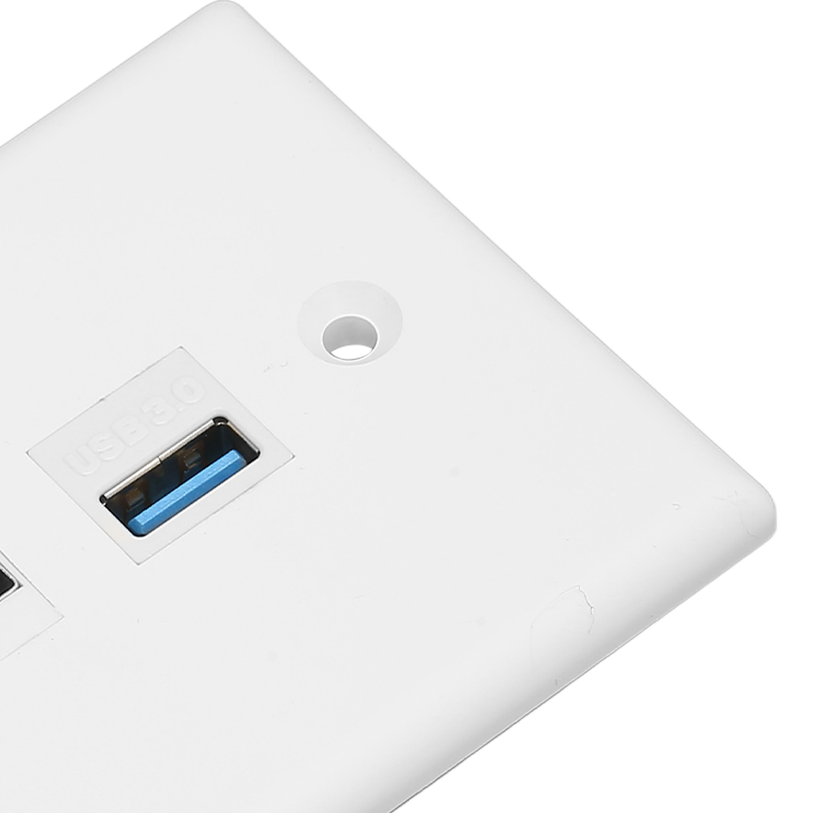 Weißer USB 3.0-Anschluss auf einer weißen Platte. Der Anschluss hat ein blaues Innenteil. Ein Loch befindet sich auf der Platte.