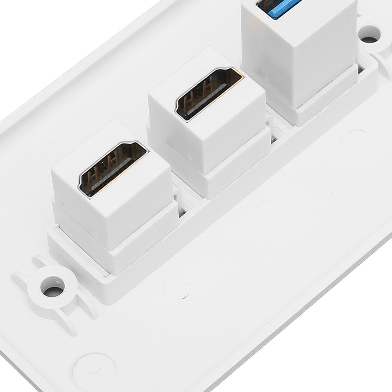 Weiße Wandplatte mit drei Anschlüssen: zwei HDMI und ein USB. Anschlüsse sind weiß mit schwarzen und blauen Details.