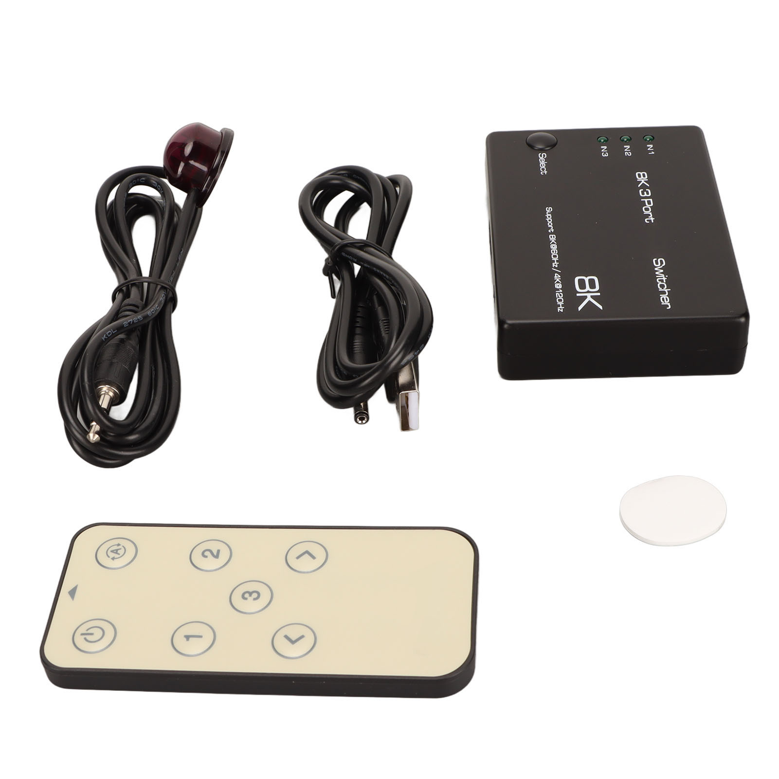 Auf weißem Hintergrund befinden sich ein schwarzer 8K-Switcher, eine Fernbedienung und zwei Kabel. Der Switcher hat drei Eingänge und eine 'Auswahltaste'.