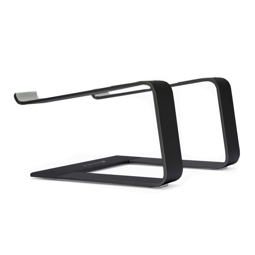 Czarny stojak na laptopa na białym tle. Stojak wykonany jest z zakrzywionego metalu z małą szarą podkładką na górze.