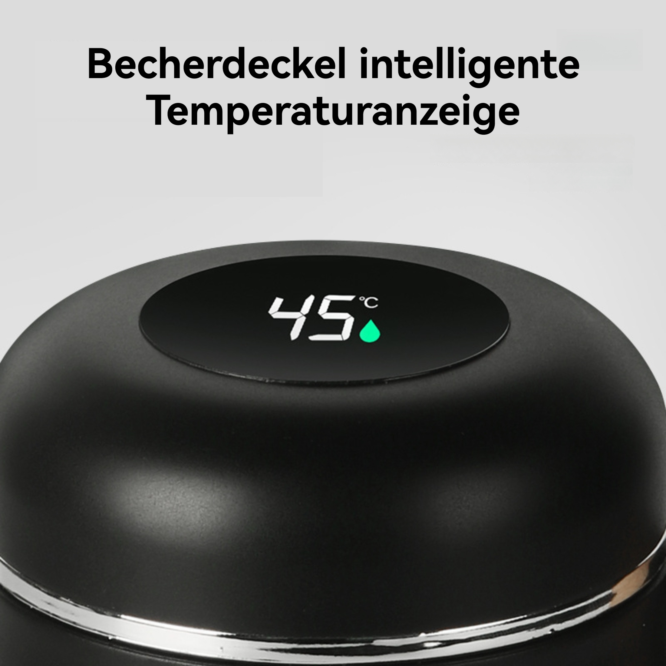 Ein schwarzer Bechdeckel mit Digitalanzeige, die 45°C anzeigt. Darüber steht auf Deutsch: Becherdeckel intelligente Temperaturanzeige.