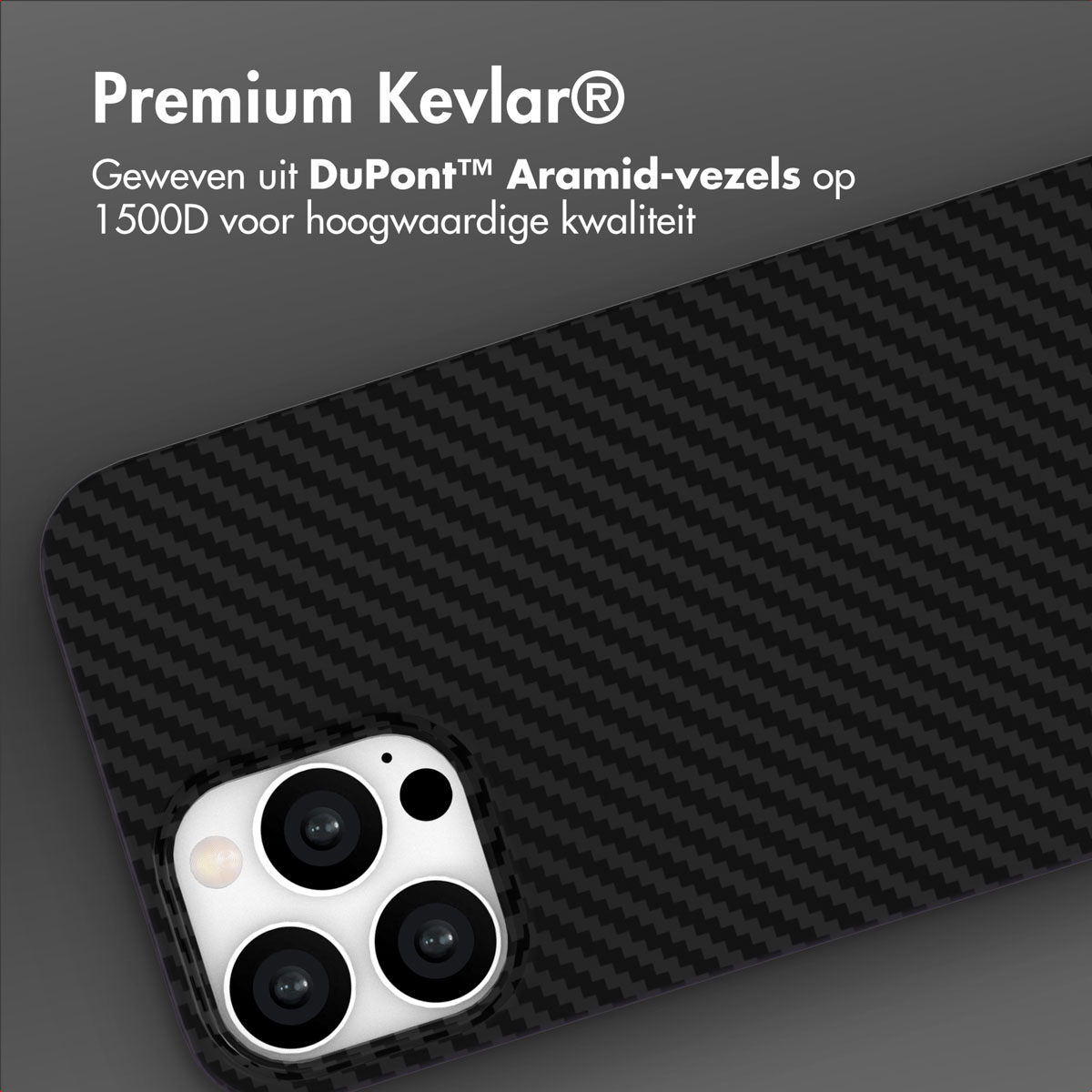 Coque de téléphone en fibre de carbone noire avec module caméra. Texte : 'Premium Kevlar' et détails en néerlandais.