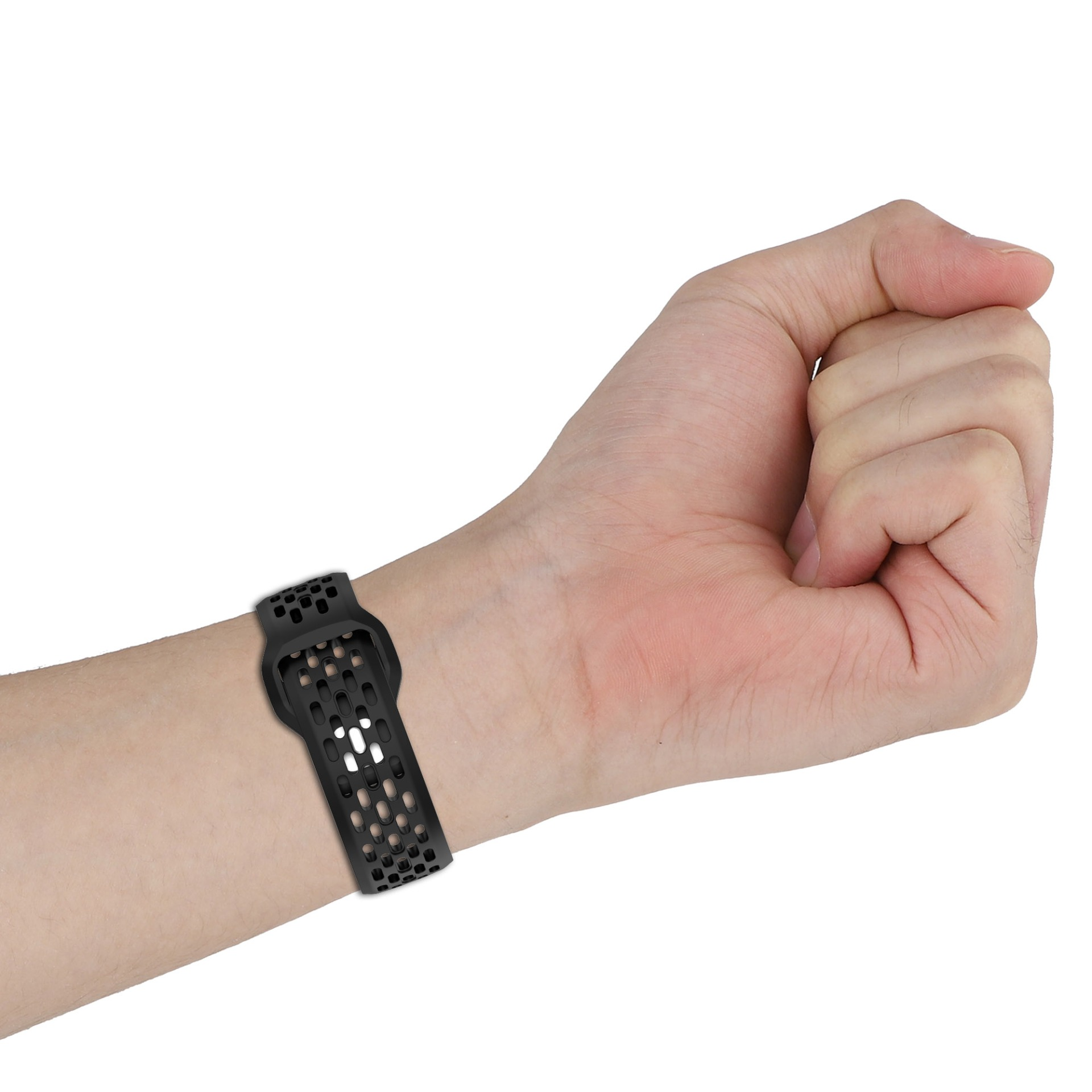 Una mano con un cinturino nero per smartwatch è mostrata su sfondo bianco. Il cinturino ha un design perforato.