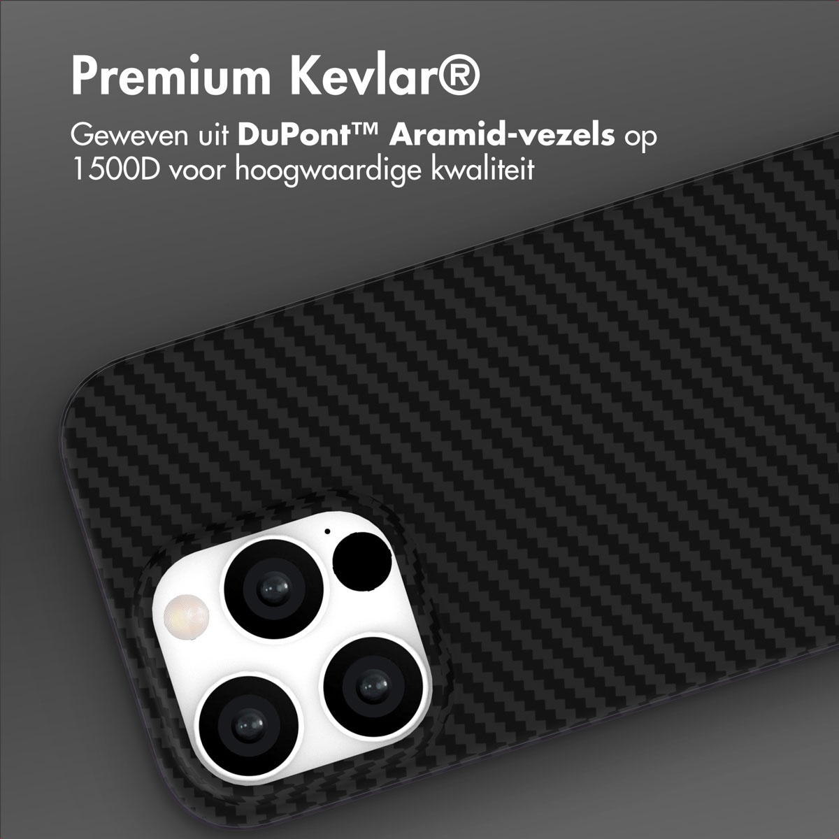 Gros plan d'une coque de téléphone avec une texture fibre de carbone, avec un module caméra à lentilles multiples.