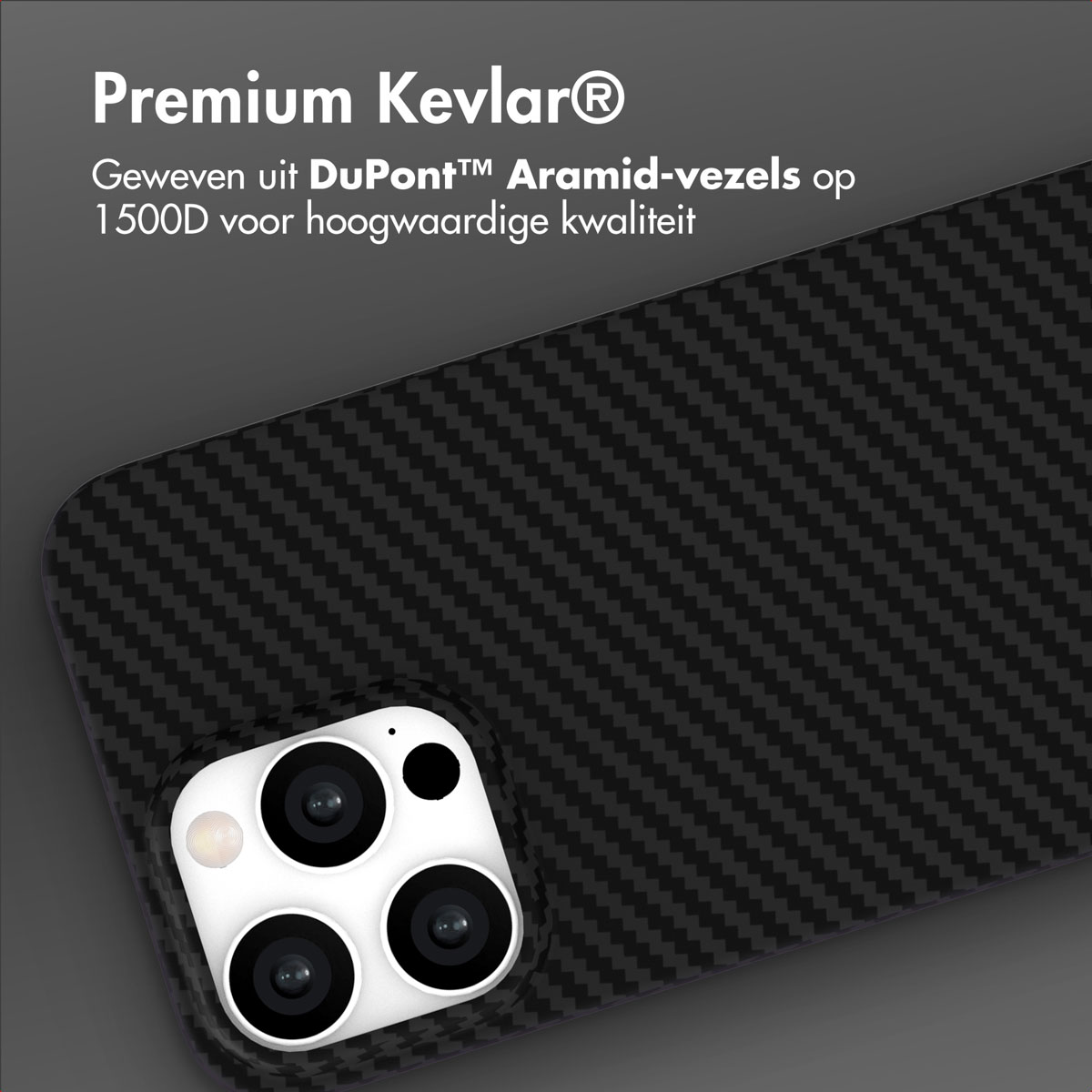 Close-up van een telefoon met een zwarte textuurhoes. De telefoon heeft een witte cameramodule met meerdere lenzen.