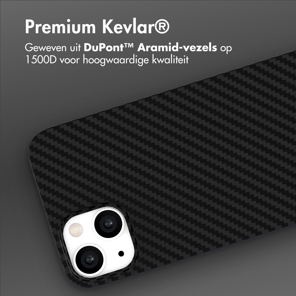 Close-up van een zwarte telefoonhoes met cameradetail. Boven staat 'Premium Kevlar'. De hoes heeft een textuur van koolstofvezel.