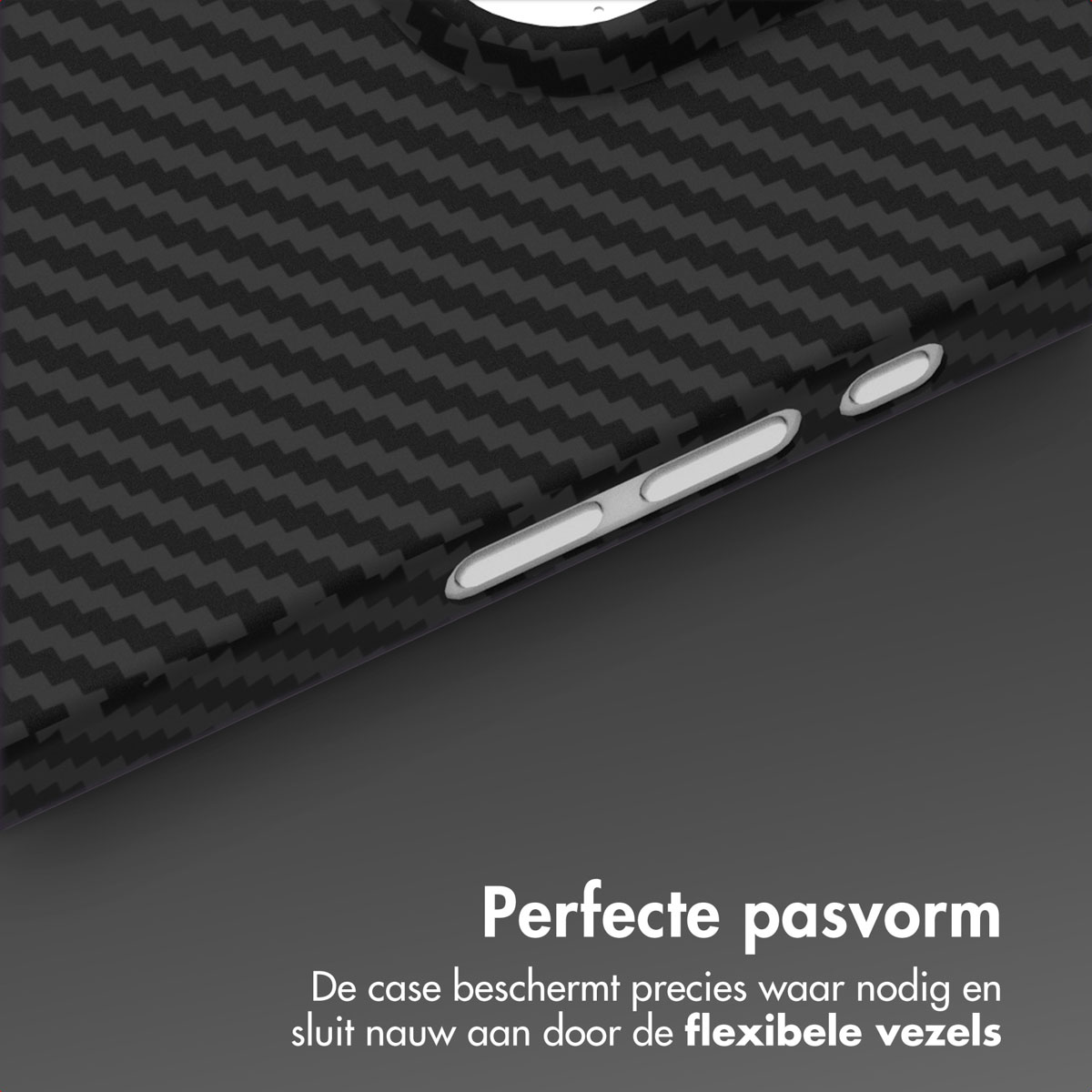 Gros plan sur une coque de téléphone en fibre de carbone noire avec des boutons argentés. Le texte 'Ajustement parfait' est visible en bas.