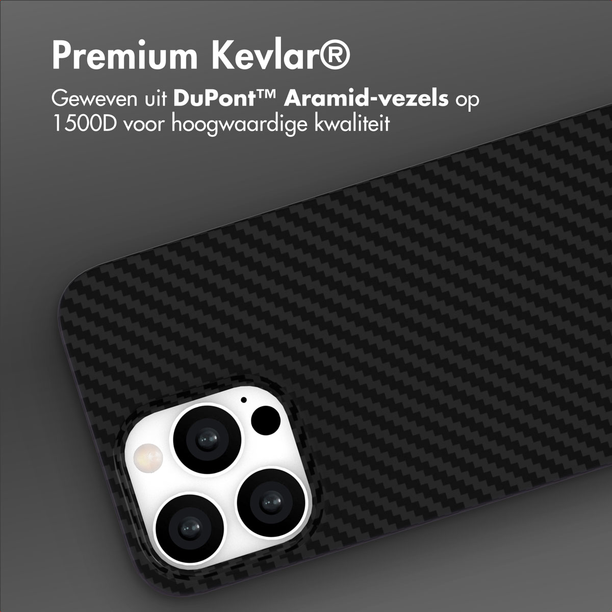 Coque de téléphone noire avec texture fibre de carbone. Comprend un module caméra avec plusieurs lentilles. Texte 'Premium Kevlar' visible.