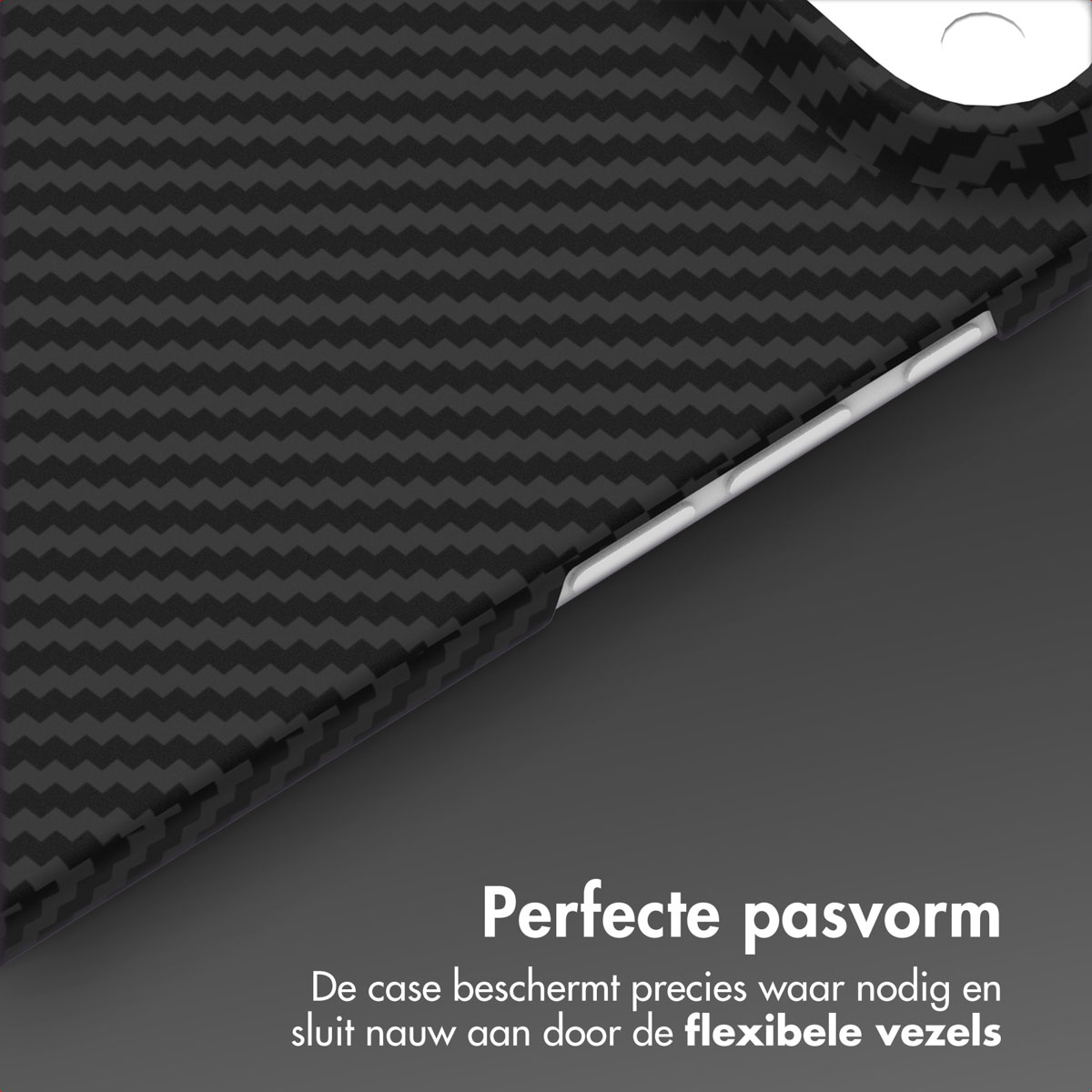 Coque de téléphone noire texturée. Fond gris, texte blanc. La coque semble flexible et s'adapte parfaitement.