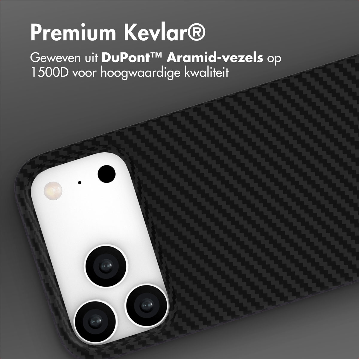 Primo piano di una custodia per telefono con un modulo fotocamera bianco, con tre lenti e un flash. La custodia ha una trama in fibra di carbonio nera.