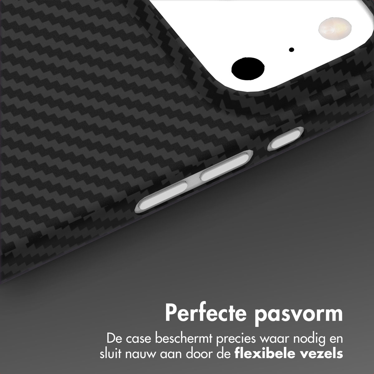 Primo piano di una custodia per telefono con texture in fibra di carbonio. La custodia circonda un telefono con pulsanti. Testo in basso.