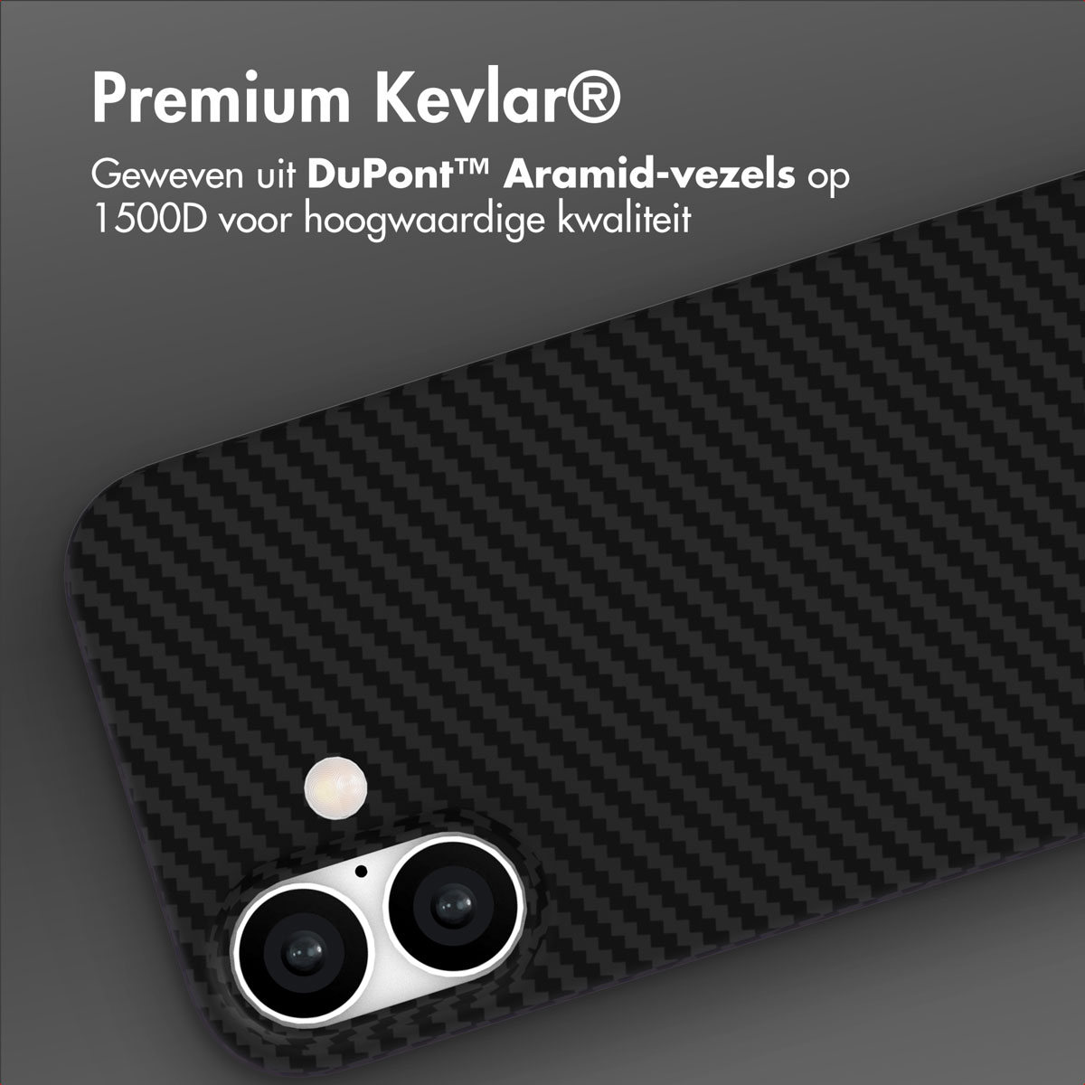 Close-up van een zwarte telefoonhoes met een koolstofvezelpatroon. De hoes heeft een cameramodule met twee lenzen en een flitser.