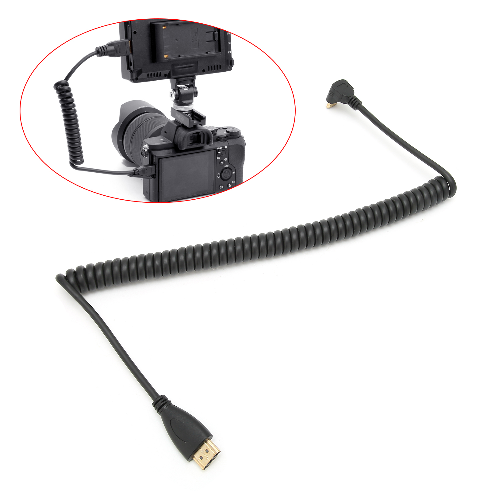 Ein schwarzes, gewendeltes HDMI-Kabel, das mit einer Kamera und einem Monitor verbunden ist. Die Kamera ist auf weißem Untergrund montiert.