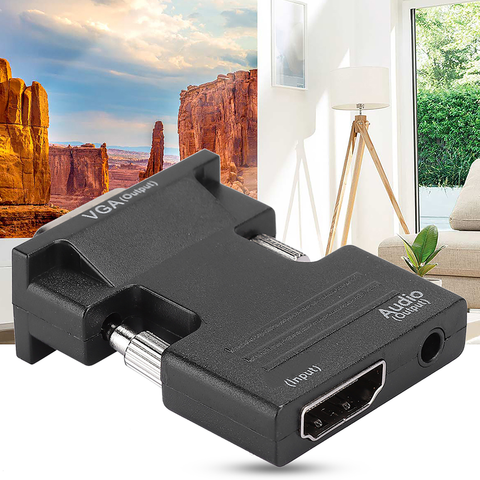 Ein schwarzer Adapter wandelt VGA, HDMI und Audio um. Der Hintergrund zeigt eine Canyonlandschaft und einen Raum mit Lampe.