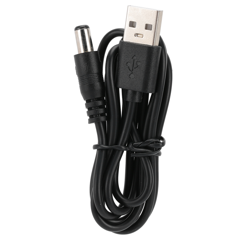 Ein schwarzes USB-Ladekabel mit USB-Anschluss und DC-Stromanschluss, aufgerollt und zusammengebunden. Weißer Hintergrund.