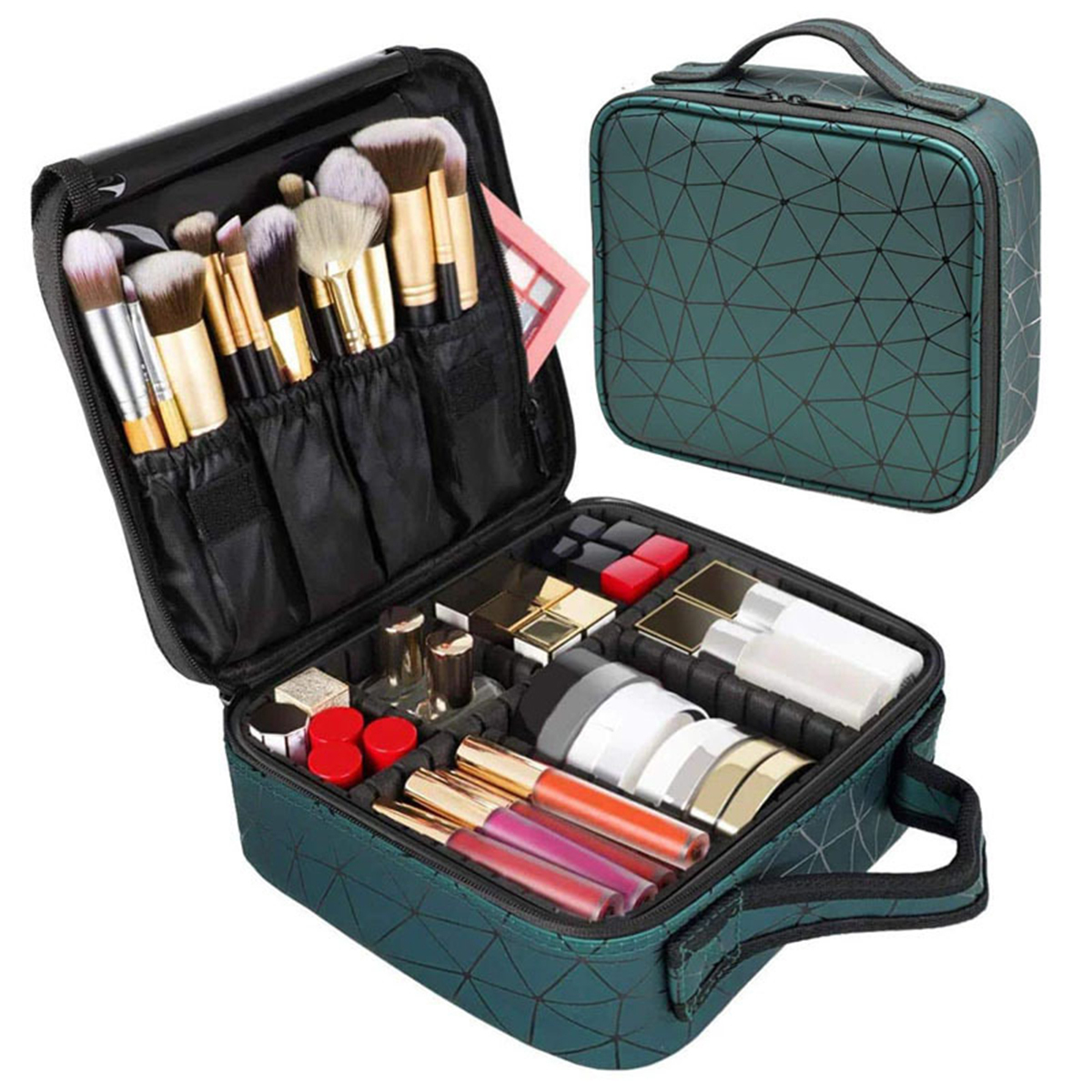 Offener Make-up-Koffer mit Pinseln, Lippenstiften und anderen Kosmetika. Daneben ein geschlossener passender Koffer. Beide sind grün mit geometrischen Mustern.
