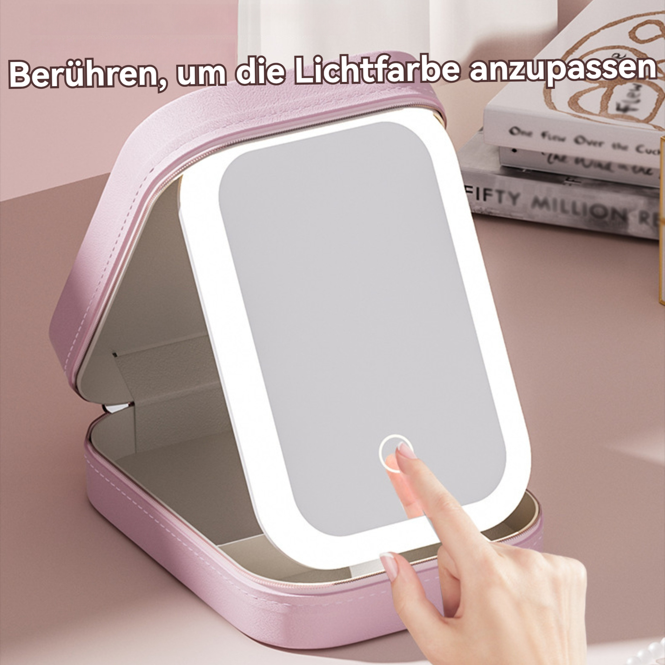 Eine Hand berührt einen beleuchteten Schminkspiegel. Der Spiegel befindet sich in einem rosa Etui mit Büchern im Hintergrund.